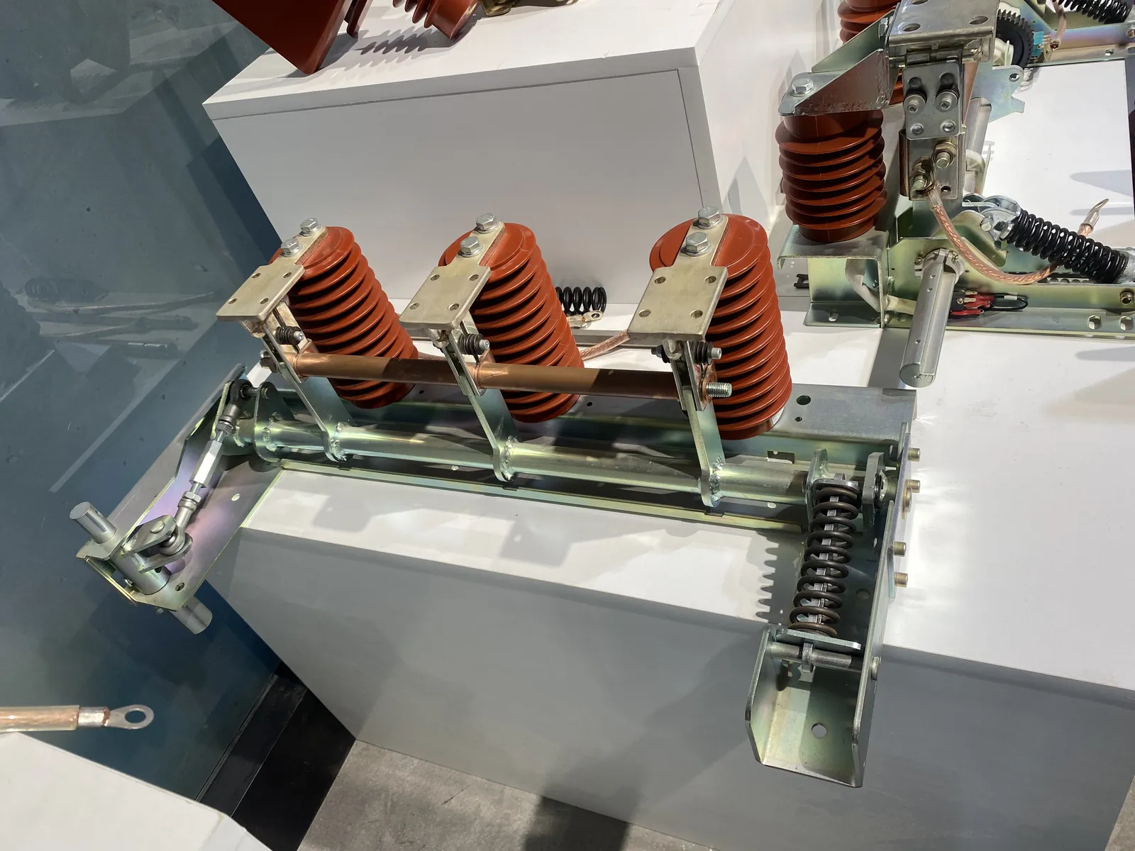 Medium-voltage earthing switch displayed during production review