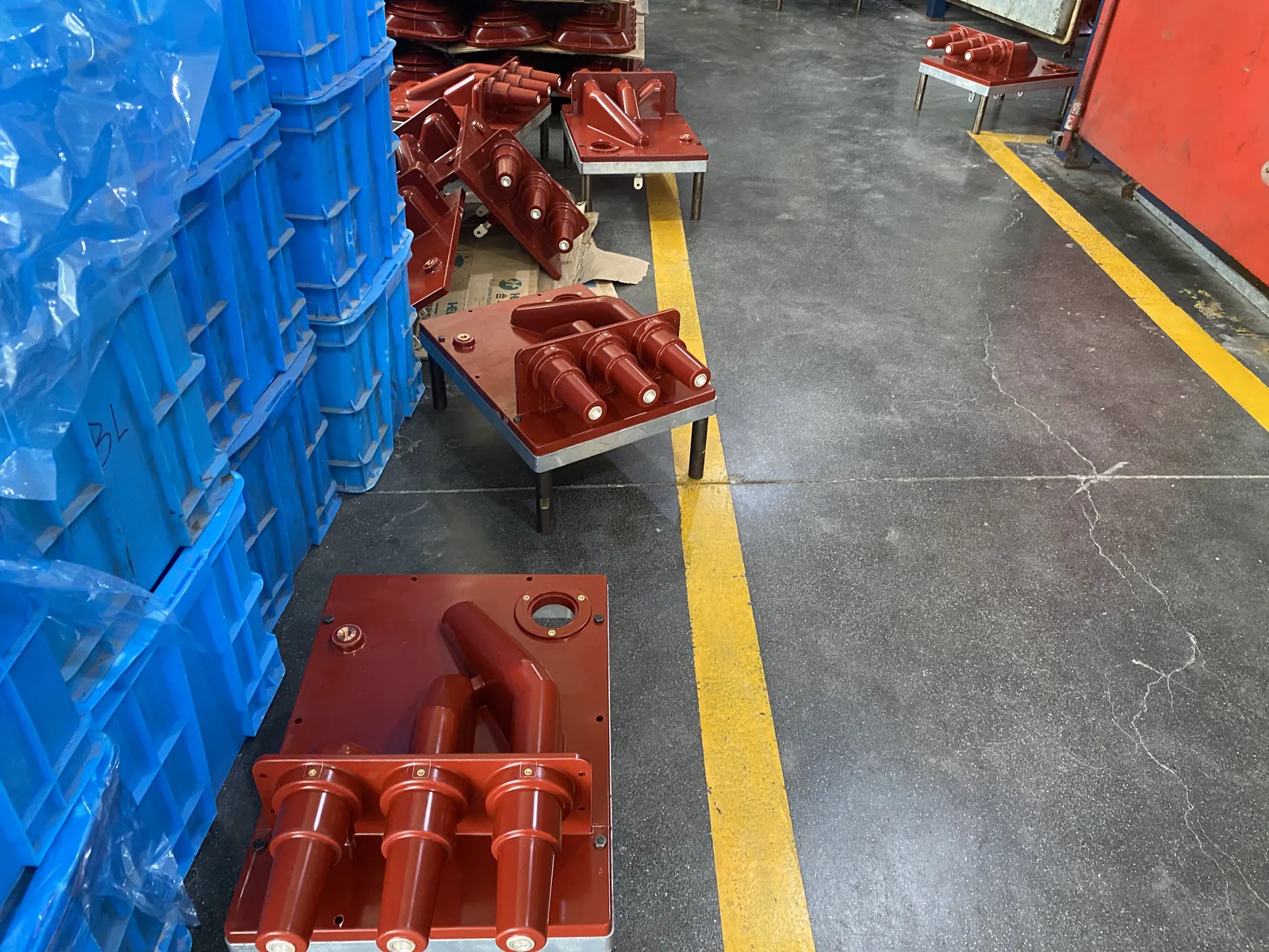 Solid-insulated switchgear components arranged in the production workshop