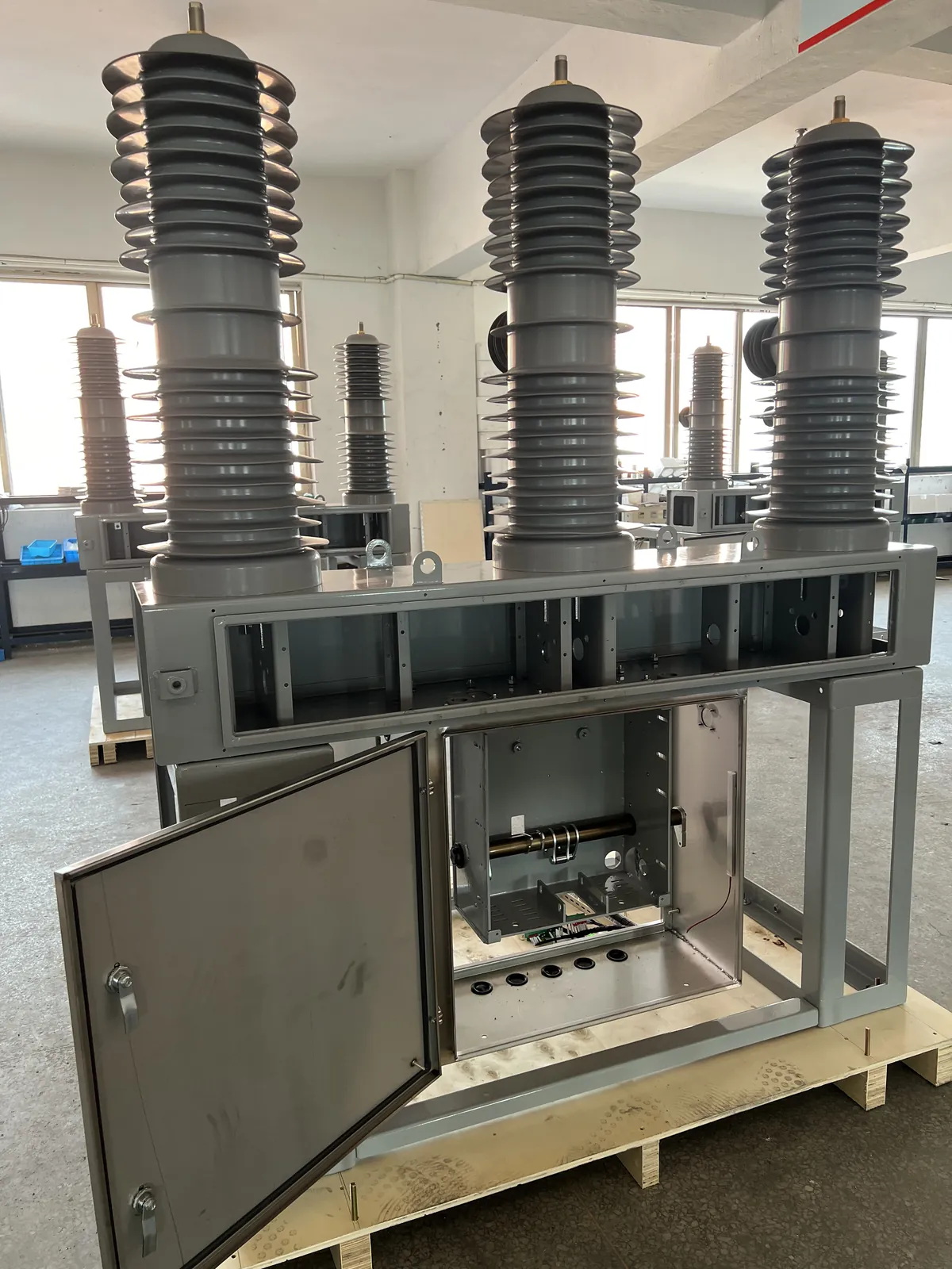 ZW32 outdoor vacuum circuit breaker during production
