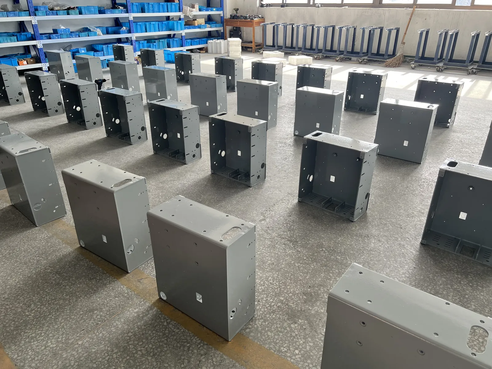 ZW32 outdoor vacuum circuit breaker housings organized in the production workshop