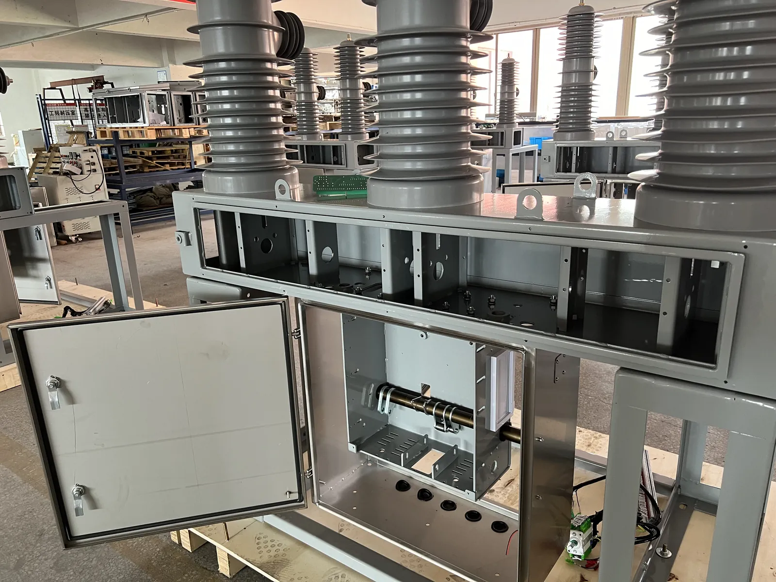ZW32 outdoor vacuum circuit breaker with its enclosure open during production